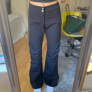 Peak Performance skidbyxor  - Säljer dessa ursnygga Peak Performance skidbyxorna. Extra långa i modellen, och går perfekt över pjäxorna på mig som är 168 cm lång. Ok skick, lite noppriga och en reva på benet. Skriv för fler bilder! Pris kan diskuteras vid snabb affär. 