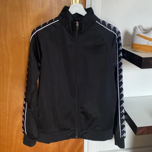 Kappa Zip-Up Hoodie - Storlek M men tror att det är unisex för att den sitter perfekt på mig som har S, skriv för fler frågor! <3