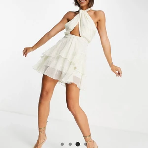 Klänning - En slutsåld klänning från ASOS. Perfekt som studentklänning! Aldrig använd!🤩 hör av er vid intresse! 