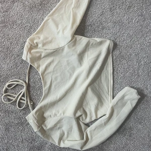 Glittrig topp - Säljer denna snygga glittriga topp med öppen rygg från NAKD, pga att den är lite liten för mig💓