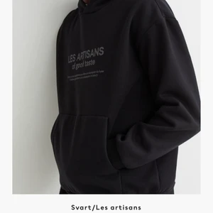 Hoodie - Super skön hoodie från hm herravdelning, älskar denna men tänkte göra en intresse koll, så kan jag nog sälja den🤍 jättebra material och supersnygg, köpte för 300kr men säljer för 250kr och är som ny🥰