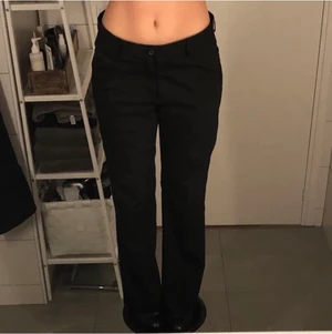 Kostymbyxor  - Ett par jättegina lågmidjade eller midwaist kostymbyxor från tiger of sweden. Byxorna är köpa här på plick, men var tyvär lite fel storlek så säljer därför vidare. Storlek 34💓💓