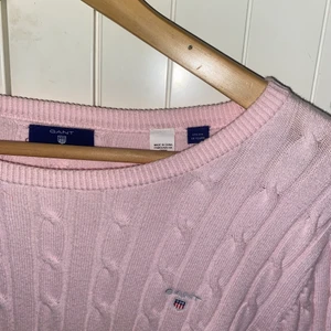 Gant-tröja  - Hej! Säljer denna tröja köpt på kidsbrandstore då den inte kommer till användning utan har blivit hängandes i garderoben. Den är 110% äkta och nypris är ca. 600-800kr beroende på vart man köper den. Säljer den för 300kr eller bud. Vid snabb affär kan jag gå ner LITE i pris. Köparen står för frakten!! Storleken är 170 men passar dis som har mellan S-M. Skriv för fler bilder🥰