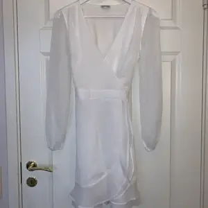 Säljer denna jättefina vita klänning från Bubbleroom, endast använd en gång! Perfekt till studenten ⭐️