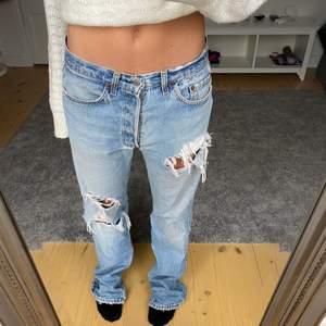 Säljer dessa fina levis Jeans, perfekta nu till vår och sommar💕 storlek w32 l34. Säljer på grund av att de tyvärr är lite förstora på mig. 