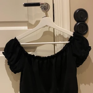 Svart topp - Svart fin topp, magtröja från Gina tricot. Kan skickas om köpare står för frakt