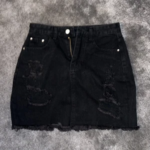 Svart jeanskjol, storlek S - Aldrig använd, som ny. Priset går att diskutera och även frakten diskuteras med tiden. 