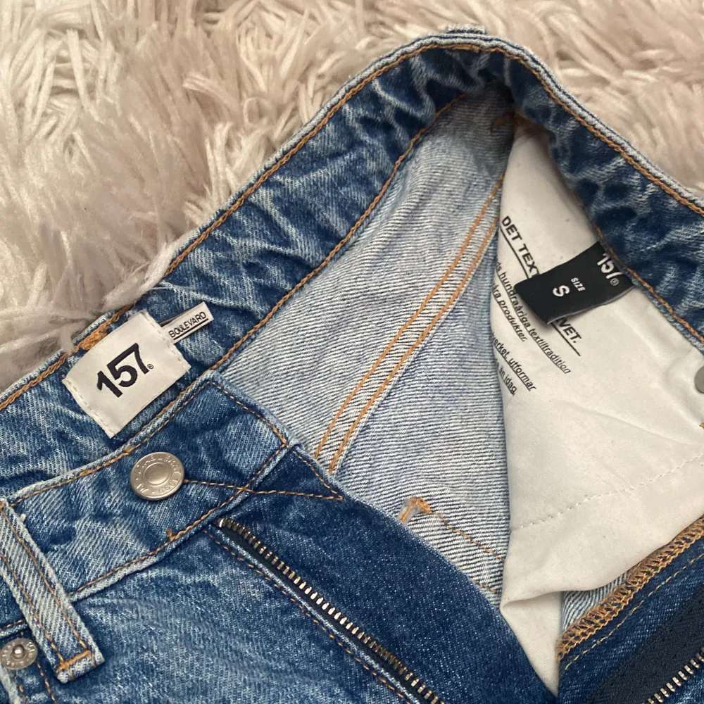 Ett par jeans i storlek S från Lager 157. Dem är i bra skick och är bara använda ett fåtal gånger. Köpta i somras förra året. . Jeans & Byxor.