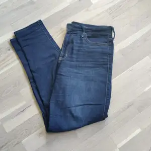 Snygga jeans, väldigt sköna. Använda. Storlek 11R/42.