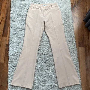 DesignbySi - • Superfin kostymbyxa. Helt oanvända, enbart testade. Stl L men passar definitivt M pga stretchigt material. • 