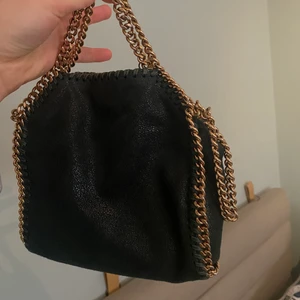 Stella McCartney mini fallabella bag  - Säljer världens finaste lilla go to väska i den snyggaste gröna färgen!! Säljs pågrund av flytt! ✨✨💜
