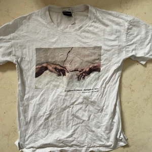 Vit t-shirt med tryck - Säljer denna jättesöta t-shirt med fint tryck på. Säljer pga att den ej kommer till användning