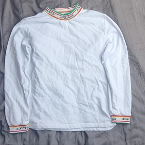 Palace crewneck M/S - Cond 7/10. Passformen är relativt liten, och den sitter snarare som en S på mig som är 180cm/70kg.  Jag inte blekaste aning om den är äkta eller inte, därav bilder på de tags som finns. Försök gärna kolla upp det så kan jag bidra med fler bilder om så önskas.