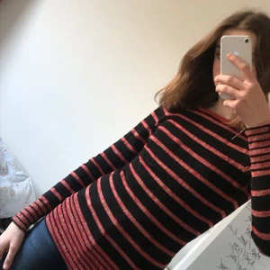 Rödrandig tröja❤️ - Säljer nu min röd och svartrandiga tröja som tidigare vart en favorit men nu inte riktigt kommer till användning. Tröjan är köpt på secondhand för 100 kr och därav ett lägre pris. Förövrigt ett superskönt och stretchigt material. Eftersom den är ganska tajt i passformen går det även att vika upp den om man exempelvis vill ha den kortare.❣️🤩.  !KÖPARE STÅR FÖR FRAKT!