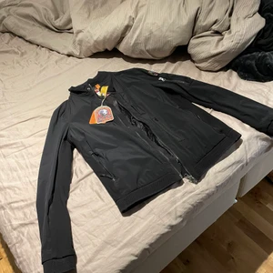 S  - Hej nu säljer jag min  Parajumper jacka  har aldrig använt den och köpte den för 3700kr och säljer den nu för 1500