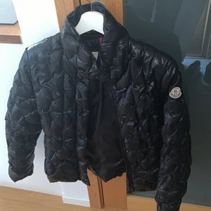 Äkta moncler jacka  - Jätte fin vår/höst äkta moncler jacka som tyvärr blivit för liten för mig, den är storlek s och är så fin och får verkligen varje outfit att se mer välklädd och snygg ut! Säljer den extremt billigt pga har inte kvitto kvar, men den är köpt på moncler butiken och om man vill kan säkert få äkthetsbevis där. Köparen står för frakt!❤️ kom gärna med bud.
