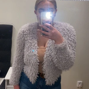 Vårjacka Gina - Supermjuk och fluffig jacka/kofta från Gina i färgen grå. Perfekt att ha nu till våren både när man ska ut eller bara att ha hemma. Storleken passar både S och M beroende på hur tight man vill att den sitter, säljer pga att den ej kommer till användning ☺️ Köparen står alltid för frakten och jag skickar endast spårbart 💕