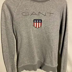 Gant tröja storlek S. Super fin och passar till allt. Säljer då den blivit för liten. Fint skick och tvättad vid leverans.          Hör av er för fler bilder!!🙂 