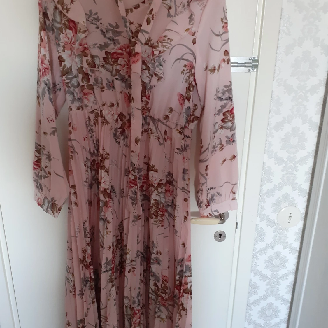 Rosa blommig klänning för 150 kr! - 90