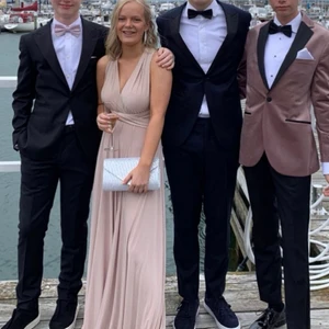 Balklänning  - Säljer min balklänning som är använd 1 gång! Jätte fin smutsrosa färg, med axelband som är såpass långa att du kan knyta dom lite hur du vill☺️  Är 160cm lång, och med klackar släpar den i marken på ungefär 5cm! Så den passar om du både är lite längre eller kortare:) skriv för fler bilder!