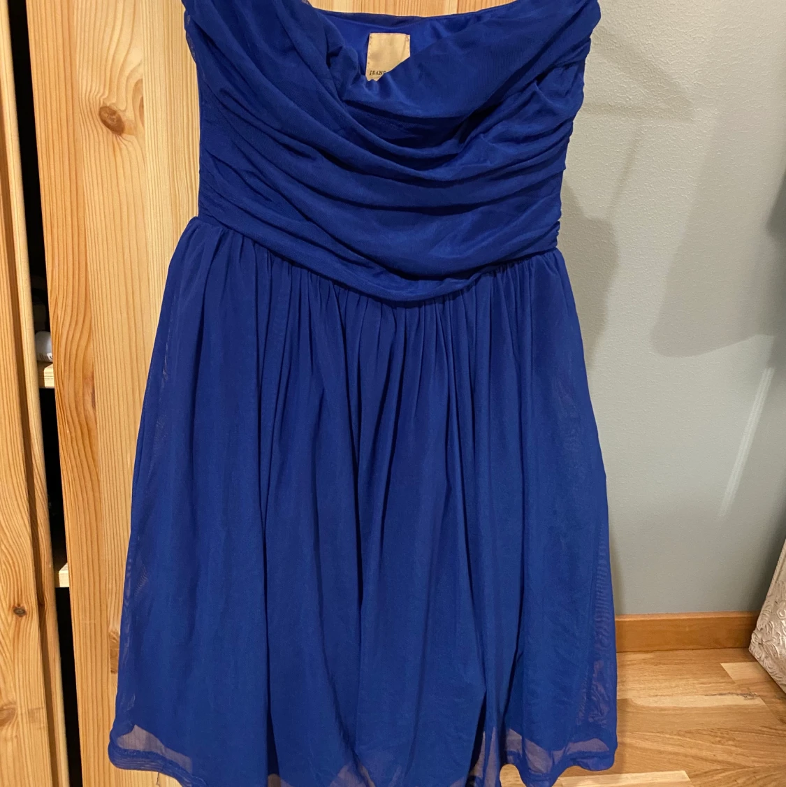 Oanvänd axellös klänning strl S