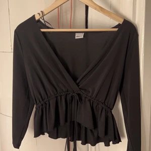 Stolek S  - Jag har köpt denna tröjan från Gina, säljer denna svarta tröjan, för att den kommer inte till användning. 