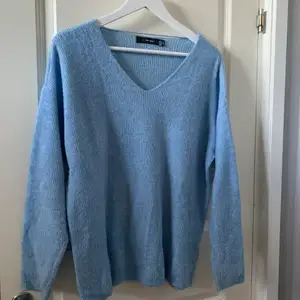 En super härlig blå stickad tröja från Vero Moda i storlek M. Super snygg med urringningen och perfekt till sena lite kyliga sommarkvällar! Köparen står för frakten!💙💙