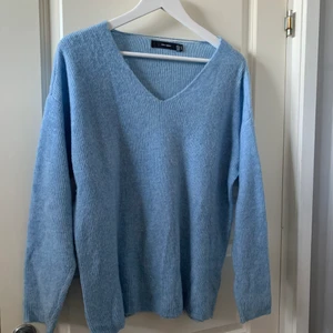 Vero Moda blå stickad tröja storlek M - En super härlig blå stickad tröja från Vero Moda i storlek M. Super snygg med urringningen och perfekt till sena lite kyliga sommarkvällar! Köparen står för frakten!💙💙