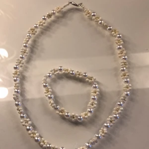 Blomhalsband  - Så snygg kombo😍 Halsbandet 90kr, armbandet 30kr💖 Finns i flera färger om så önskas💖  Gör längden efter dina egna önskemål och kommer med ett knäppe😍 ||Frakt ligger på 13kr, vid köp av 2 halsband fri frakt💖. Tveka inte att höra av er för frågor💖💖