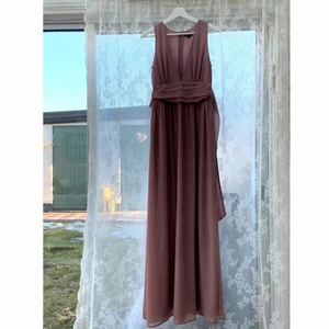 BALKLÄNNING - Säljer min jättefina balklänning från Nelly, använd 1 gång under min bal. Jättefin mauve färg och perfekt passform