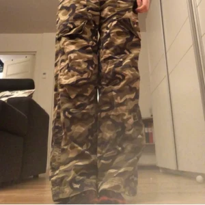 Baggy cargobyxor - As feta cargo byxor som är baggy och har resår i midjan så passar dom flästa. Köpte dom från en tjej på plick men har bytt stil så är inte riktigt mu smak längre. (Dom har ett hål i sig typ vid rumpan men det syns inte om man inte kollar på nära håll) 
