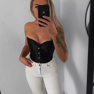 Satin korsett topp - Säljer denna satin korsett topp, då jag gått ner i vikt och ej passar mig längre. Passar mellan XL-M