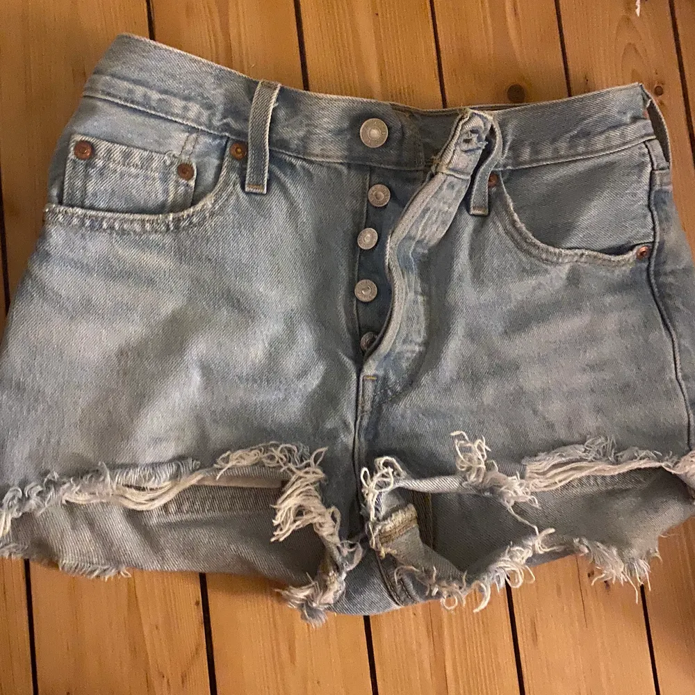 501 jeans shorts från Levis, ljusblå och SÅ snygga. Tyvärr försmå för mig😭 w25. Passar xs eller s💗. Shorts.