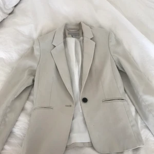 Kavaj beige  - En knappt använt kavaj i beige 