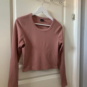 Ginatricot croppad ribbad top storlek M - En jätte fin croppad top i ribbat material i storlek M. Super snygg! 🤩  Köparen står för frakten!