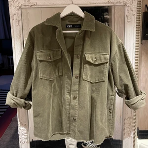 Helt ny och snygg vår/sommar jacka  - Säljer den här snygga jackan från Zara! Aldrig använd💗 köparen står för frakten🍿