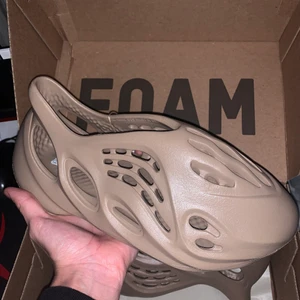 Yeezy Foam runner mist  - Ett par helt nya yeezy foam runners i färgen mist. Helt oanvända i storlek EU 42. Kvitto finns samt fler bilder! 😊