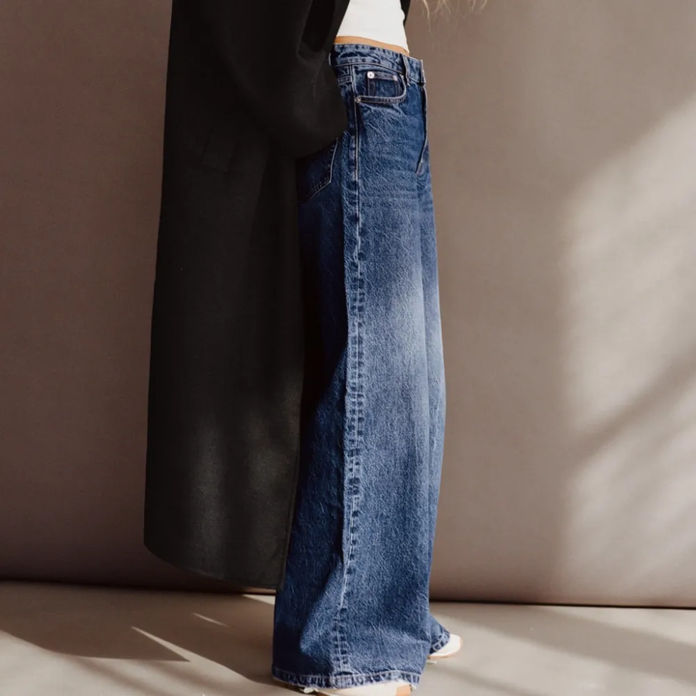 ZARA SUPER WIDE LEG MID RISE JEANS. Storlek 38. Använda 2 gånger. . Jeans & Byxor.