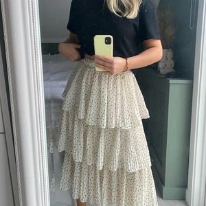Kjol - Säljer denna superfina långa kjol som även går att ha som en fin sommarklänning🤩 säljer då den tyvärr inte kommer till användning längre