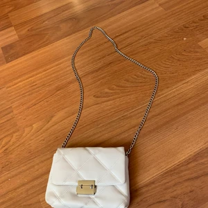 Axel väska  - Säljer då jag aldrig använder den o den är lite smutsig på baksidan bara men it så farligt ❤️