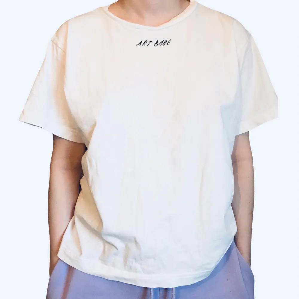 Vit t-shirt med broderad text ”art babe” använt med fint skick. Från Monki. Storlek S, men är lite större i storleken. ☀️ Frakt 66kr (spårbart) 🚚 📦 . T-shirts.
