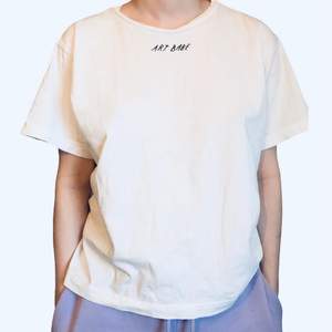 Vit t-shirt med broderad text ”art babe” använt med fint skick. Från Monki. Storlek S, men är lite större i storleken. ☀️ Frakt 66kr (spårbart) 🚚 📦 