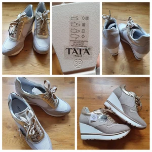 Helt nya och oanvända sneakers säljes! -  ☆☆☆ Säljer ett par superläckra platåsneakers. Helt nya med etiketterna kvar! ☆☆☆  Skorna är bekväma, lätta på foten och lätta att gå i tack vare platådelen.  Storlek 39 (normal i storlek). Färg: Vit/beige/guld/glittrande.  Det här är sista paret, därav det låga priset (ordinarie pris 1495kr).  Passa på och köp dessa unika skor som passar lika väl nu till våren och enda fram till hösten.  Skorna köps på plats Stockholms län centralt i Årsta. Alternativt möta upp i Gullmarsplan eller Årstaberg.