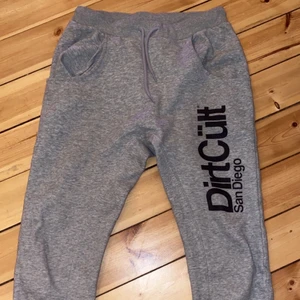 Dirt Cult mjukis - Mjukis byxor från Dirt Cult, endast använda ett få tal gånger så de ser så gott som nya ut. 