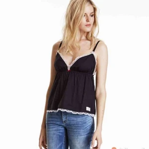 Blått oddmolly linne! - Ett fint trendigt oddmolly linne i bra skick som tyvär inte passar mig på bysten som jag annars hade behållt!(köparen står för frakt)(lånade bilder)