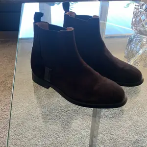Ett par mörkbruna boots i mocka. Har använt dessa en gång, som nya!