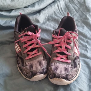 Sketcher strl 37 - Sneakers I använt skick. Strl 37. Köparen står för frakten 