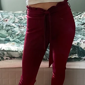 Byxa - Vinröd byxa köpt från shein. Jättebekväma, en rymlig Medium, hög midja, fina detaljer. 