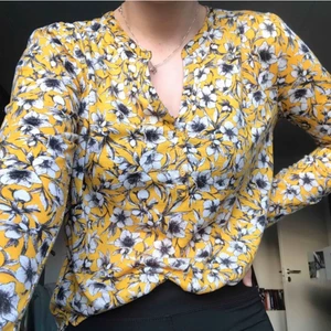 Långärmad blommig tröja - En långärmad blommig tröja från HM i storlek S perfekt till våren.