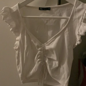 Zara topp - Köpte denna topp i sommras och tror inte jag kommer få någon mer användning av den senare, den är i storlek M💗står inte för postens slarv!